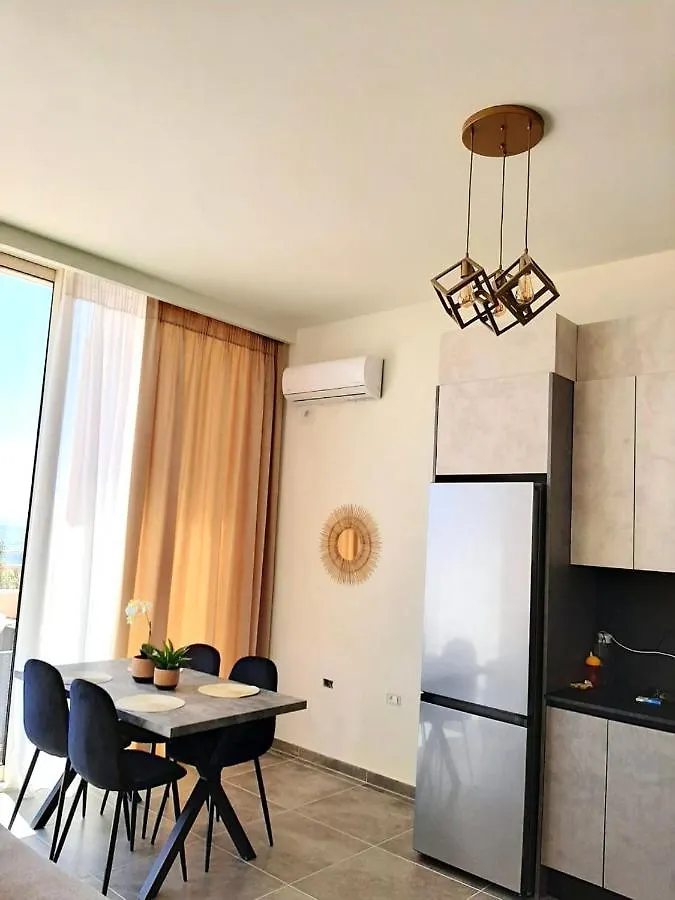Villa Amal Palase 0*, Paljasa