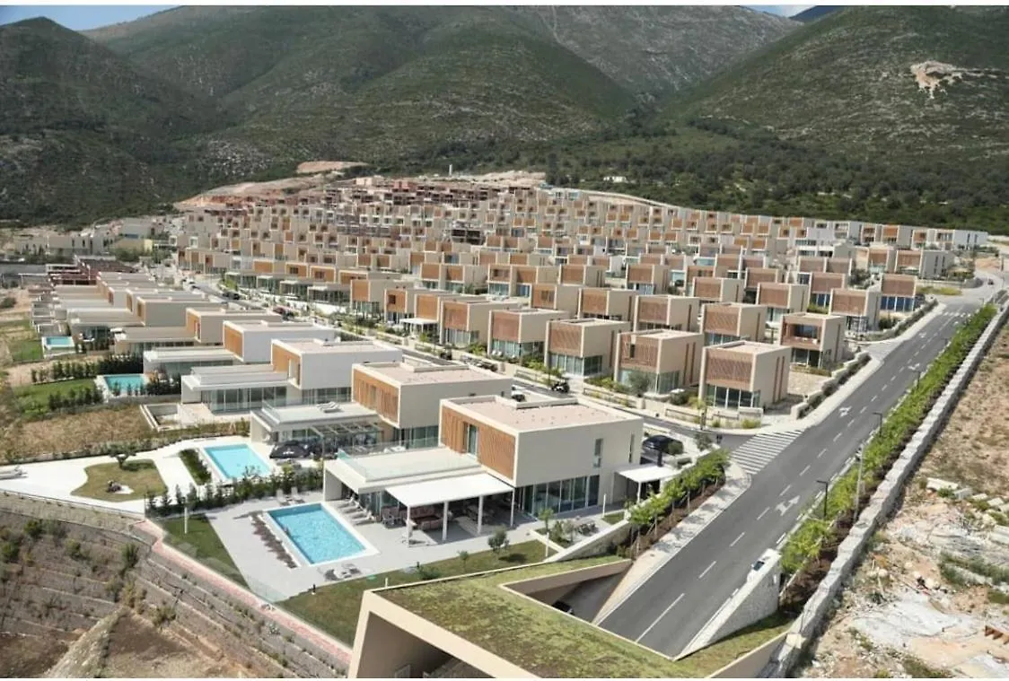 Villa Amal Palase 0*, Paljasa Albania
